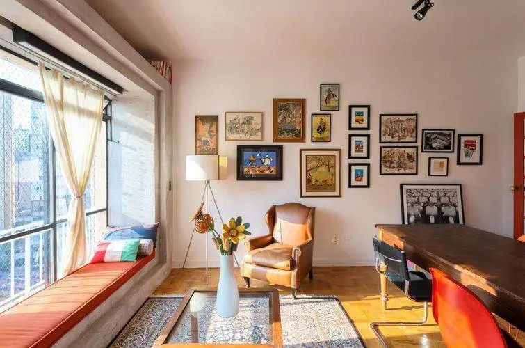 Sala de estar com molduras para quadros diferentes em composição na parede Projeto de Matteo Gavazzi