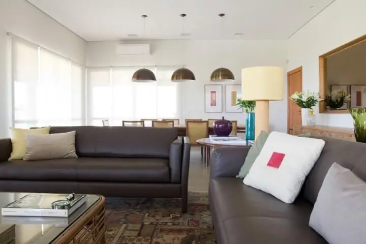 Sala de estar com par de sofá de couro preto Projeto de Marilia Veiga