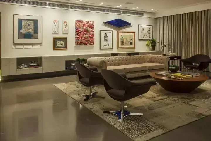 Sala de estar com piso cerâmica cor fumê Projeto de Triplex Arquitetura