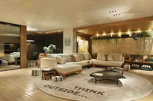  Sala de estar com sofá claro e tapete redondo gigante