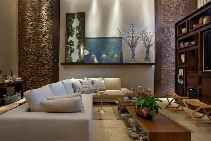 Sala de estar com sofá de canto bege com almofadas da mesma cor Projeto de Eduarda Correa