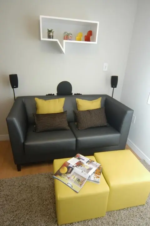 Sala de estar com sofá de couro falso pequeno Projeto de 501 Arquitetura
