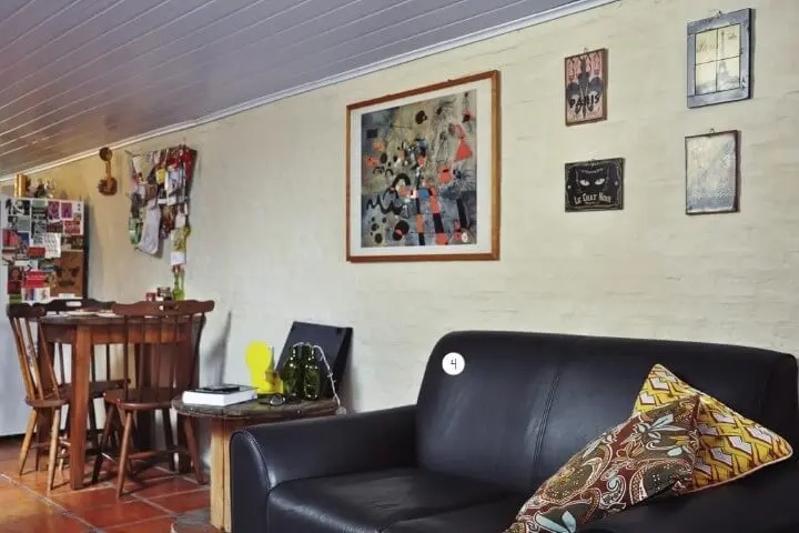Sala de estar com sofá de couro falso preto Projeto de Casa Aberta