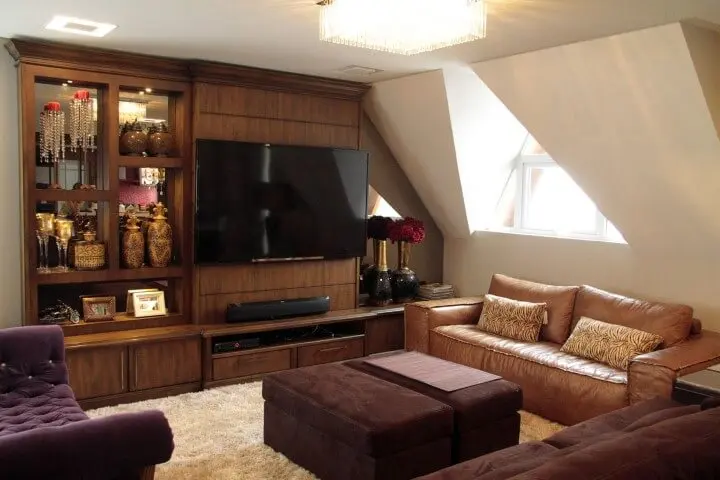 Sala de estar com sofá de couro marrom claro combinado com sofá marrom escuro Projeto de Daiana Arnold