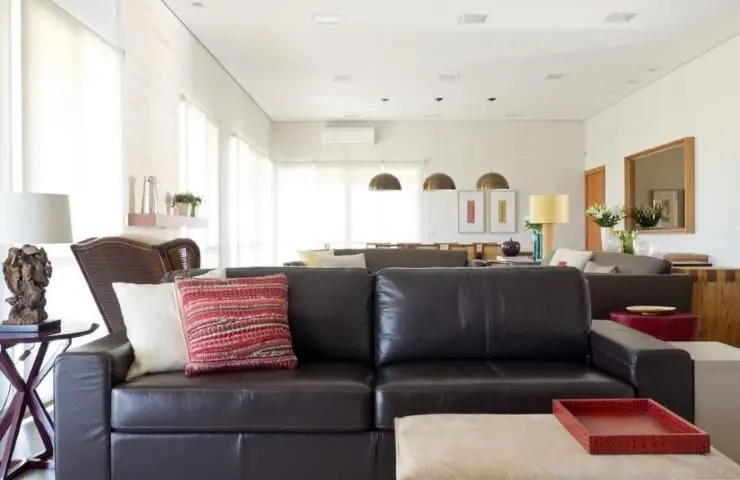 Sala de estar com sofá de couro preto com chaise claro Projeo de Marilia Veiga