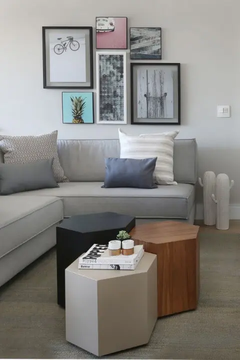 Sala de estar com sofá em L cinza claro com combinação de mesinhas de centro Projeto de Degrade Decoração