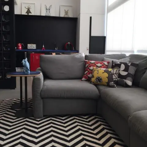 Sala de estar com sofá em L cinza e almofadas estampadas Projeto de Ana Cristina Nigromalta