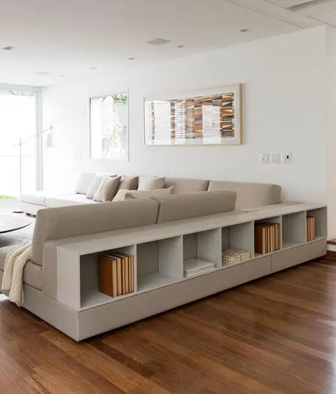 Sala de estar com sofá em L com nicho embutido Projeto de Tres Arquitetura