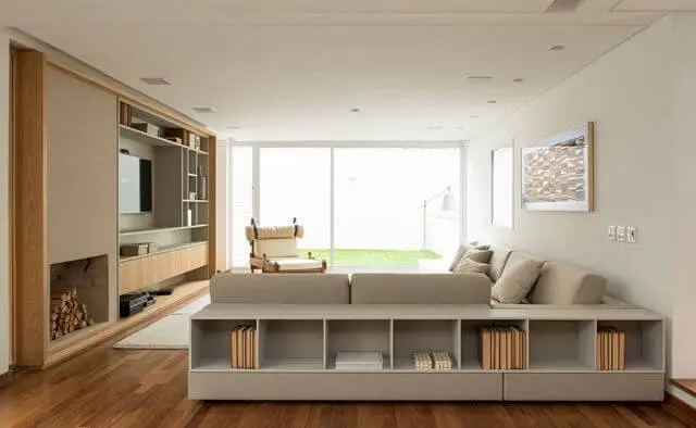 Sala de estar com sofá em L com nicho embutido Projeto de Tres Arquitetura1