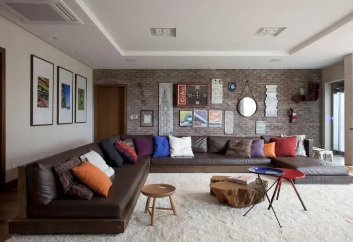 Sala de estar com sofá em L de couro grande e com chaise Projeto de Juliana Pippi