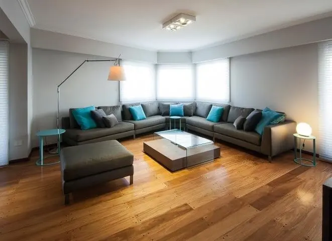 Sala de estar com sofá em L grafite com chaise Projeto de Estúdio Sespede