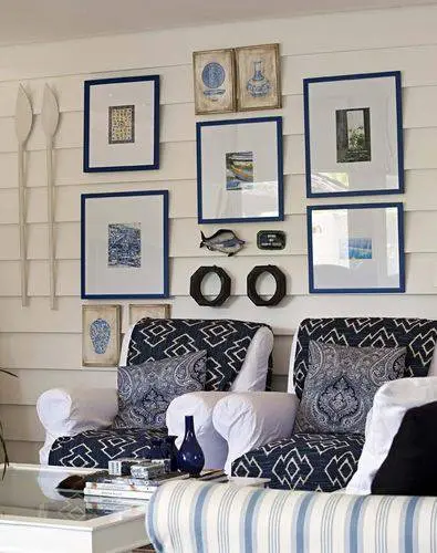 Sala de estar com temática de praia e molduras para quadro azuis com paspatur branco Projeto de Marcelo Brito