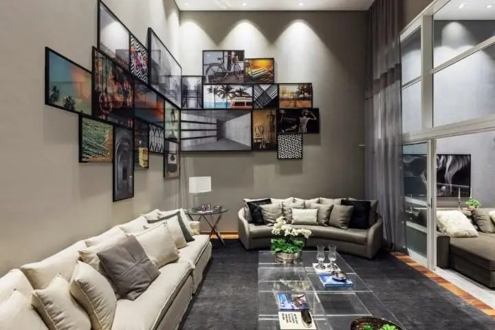 Sala de estar moderna com molduras para quadros pretas formando composição Projeto de DD Show