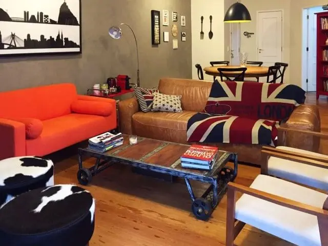 Sala integrada com sofá de couro marrom e poltronas de couro com pelo Projeto de Arco