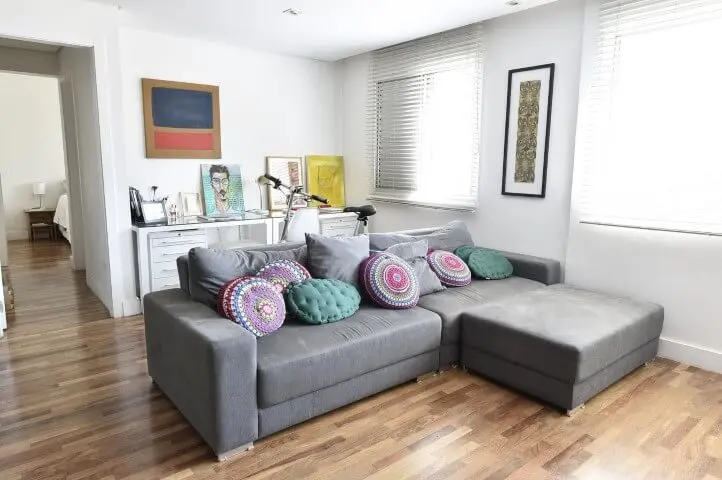 Sala integrada moderna com sofá em L com chaise cinza Projeto de Carla Cuono