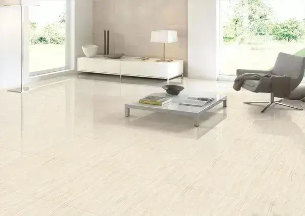 Sala minimalista com piso cerâmico claro Foto de Got Wood