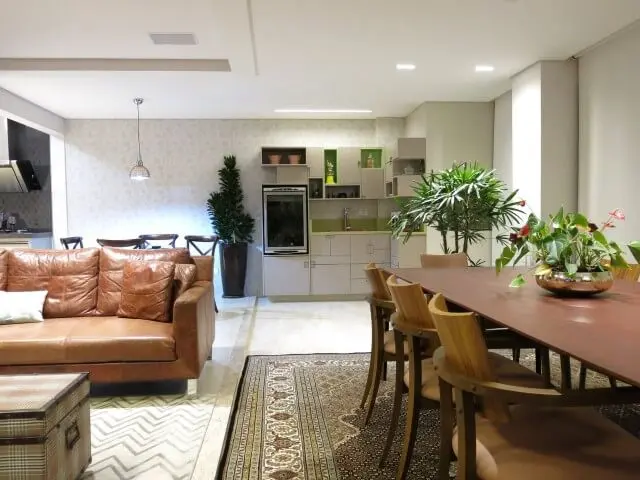 Salas integradas com cozinha e sofá de couro marrom claro