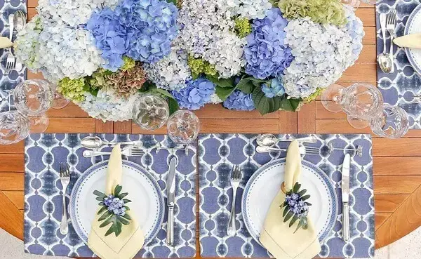 Tons de azul invadem a decoração desta mesa posta