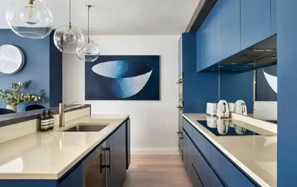 armário de cozinha azul com iluminação embutida Foto Ideias Decor