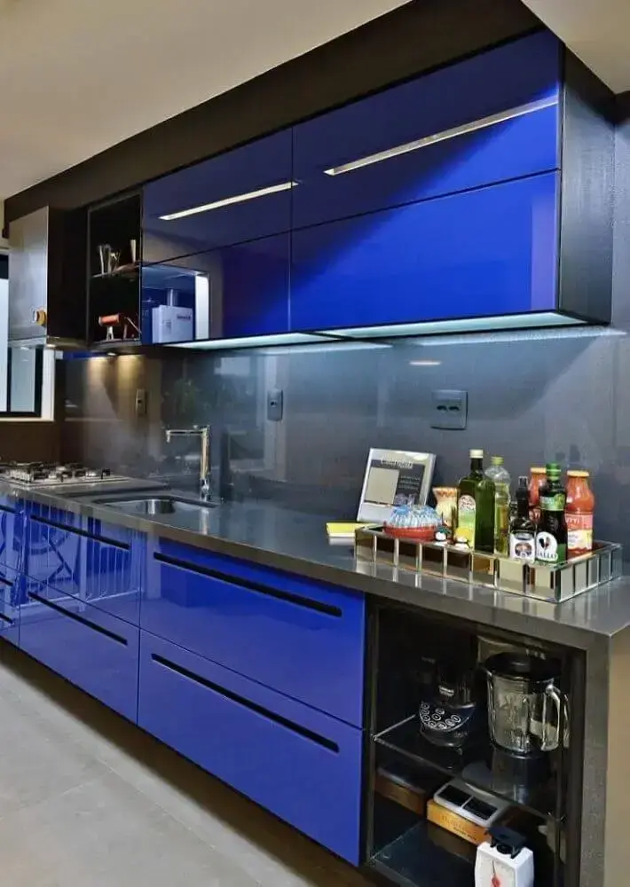 armário de cozinha azul e preto com iluminação embutida Foto Pinterest