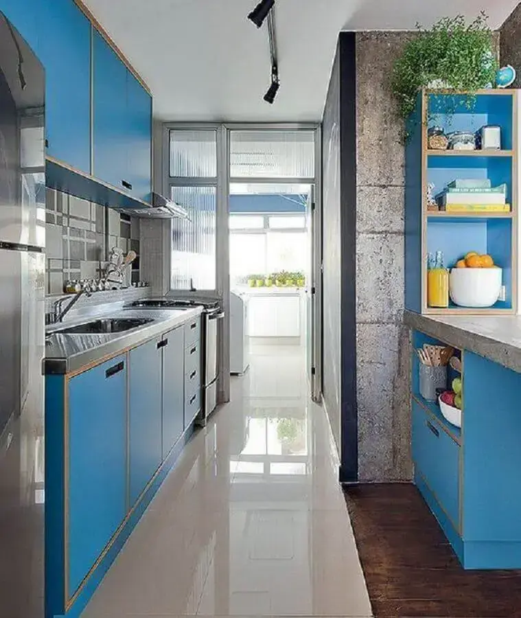 armário de cozinha planejada azul com detalhes em madeira Foto Pinterest
