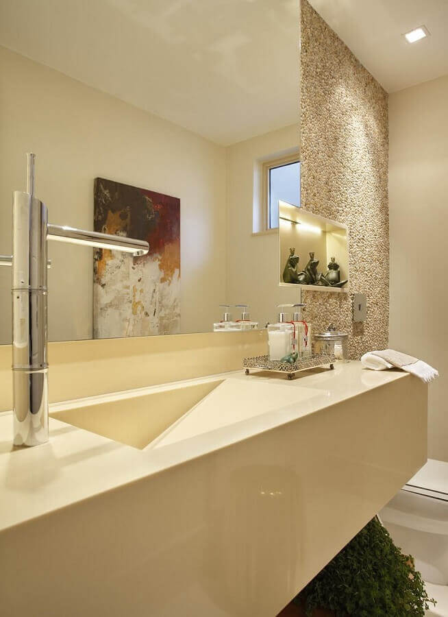 banheiro com pia esculpida na cor marfim Foto RBP Arquitetura e Interiores
