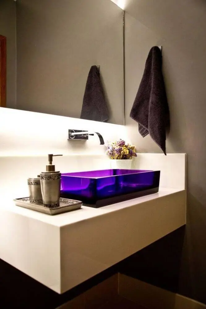 banheiro moderno decorado com parede cinza cuba de acrílico roxa e bancada nanoglass Foto Inova Arquitetura