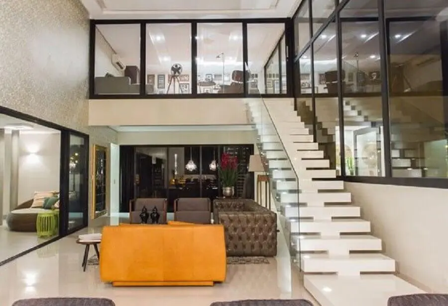 casa decorada com sofá laranja e escada nanoglass branco Foto DCA Arquitetura