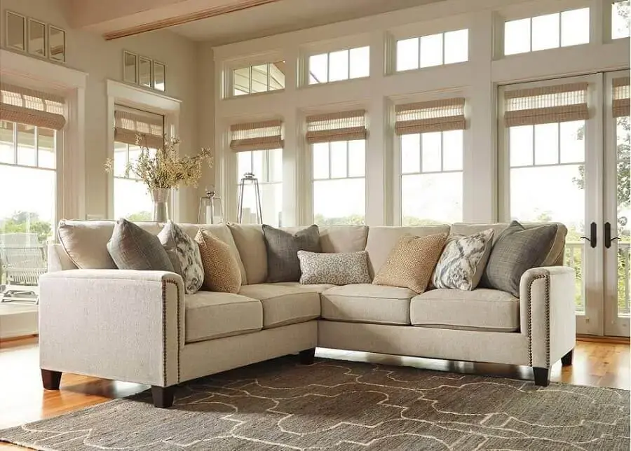 cor marfim para decoração de sala com sofá de canto Foto Ashley Furniture HomeStore