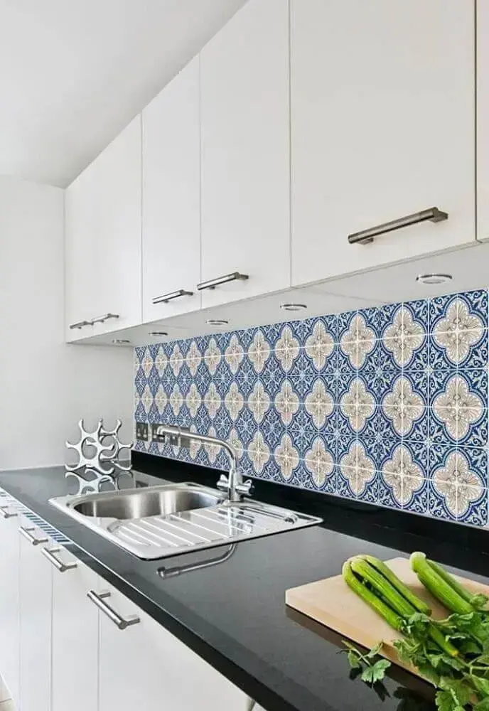 cozinha decorada com armários brancos e azulejo azul Foto Pinterest