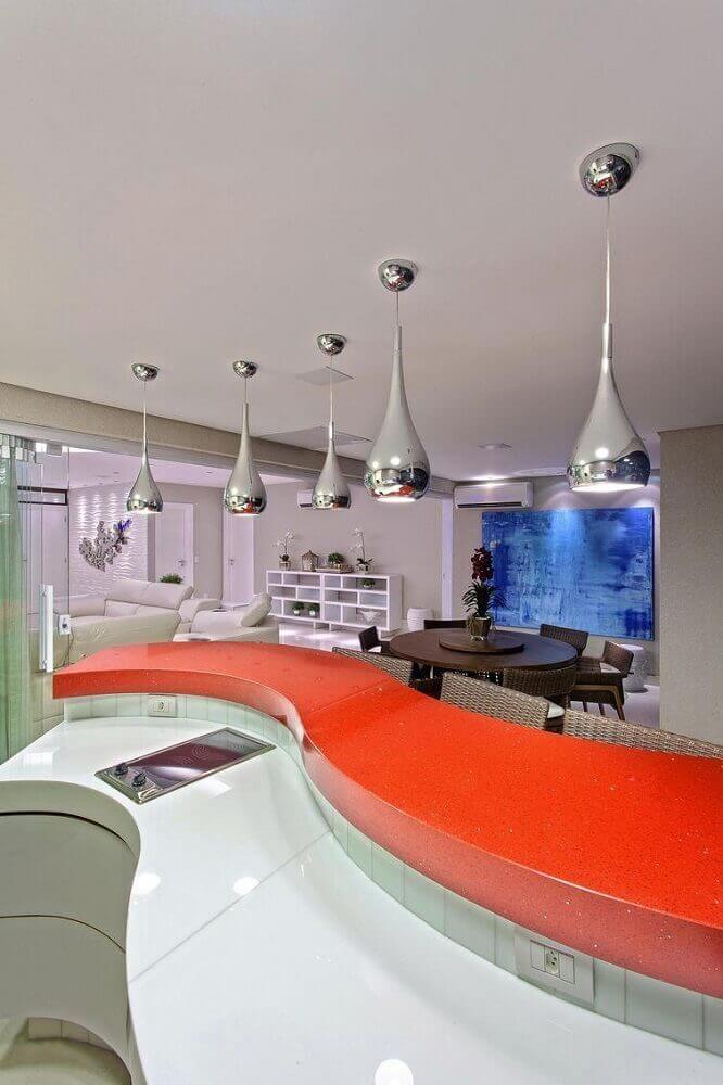 cozinha moderna com bancada curvilínea de nanoglass e silestone Foto Decor Salteado