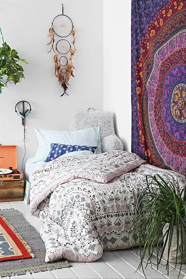 decoração estilo hippie para quarto com filtro dos sonhos e grande tecido na parede Foto Fresh Design Pedia