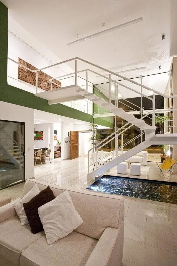 decoração casa ampla com mezanino com escadas metálicas Foto FC Studio