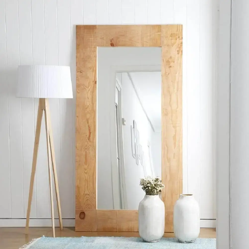 decoração clean com espelho grande com moldura de madeira e luminária de chão Foto Diseno De Interiores