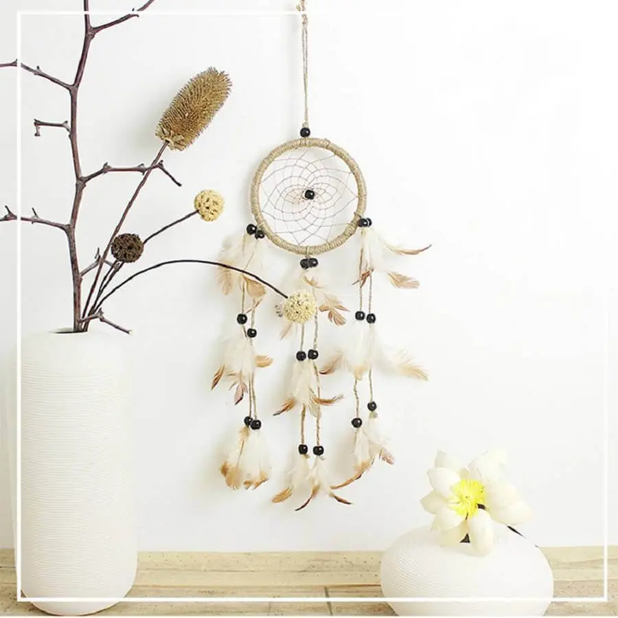 decoração clean com filtro dos sonhos e vaso branco com galho de árvore Foto DHgate