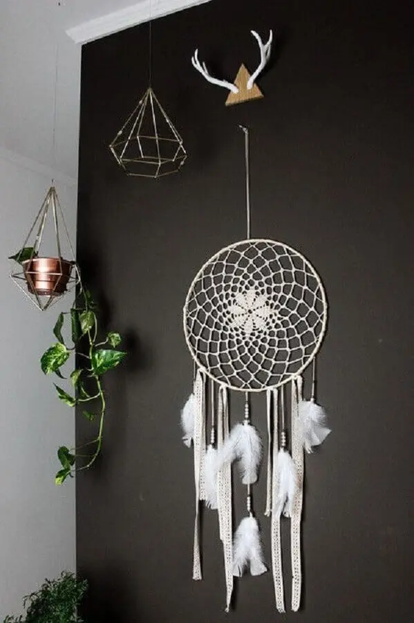 decoração clean com parede preta e filtro dos sonhos branco Foto Pinterest