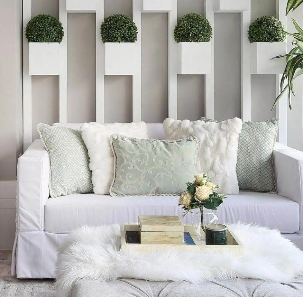 decoração clean com sofá para sala pequena e pequenos nichos com vasinhos de plantas Foto Monise Rosa