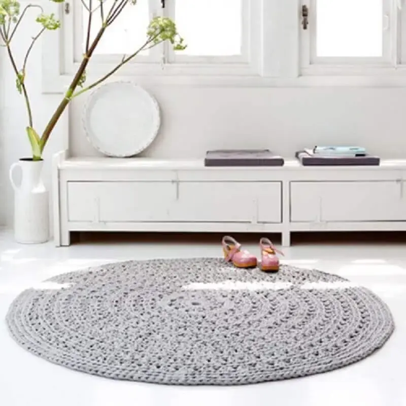decoração clean com tapete de crochê redondo cinza Foto Pinterest