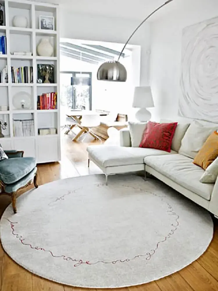 decoração clean com tapete redondo para sala de estar Foto Odyssey World