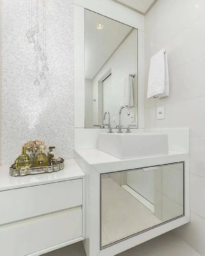 decoração clean para banheiro com nanoglass e armário espelhado Foto Pinterest