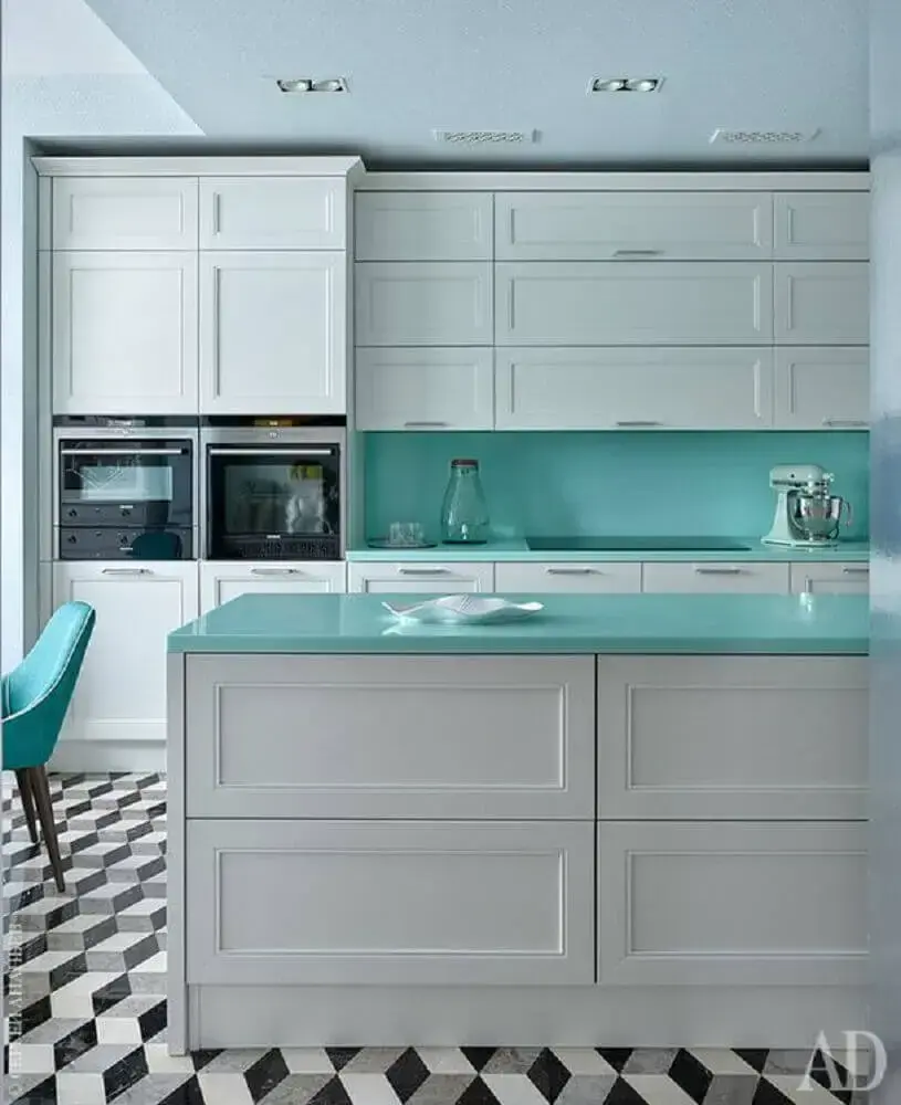 decoração clean para cozinha azul e branco com piso estampado Foto Pinterest