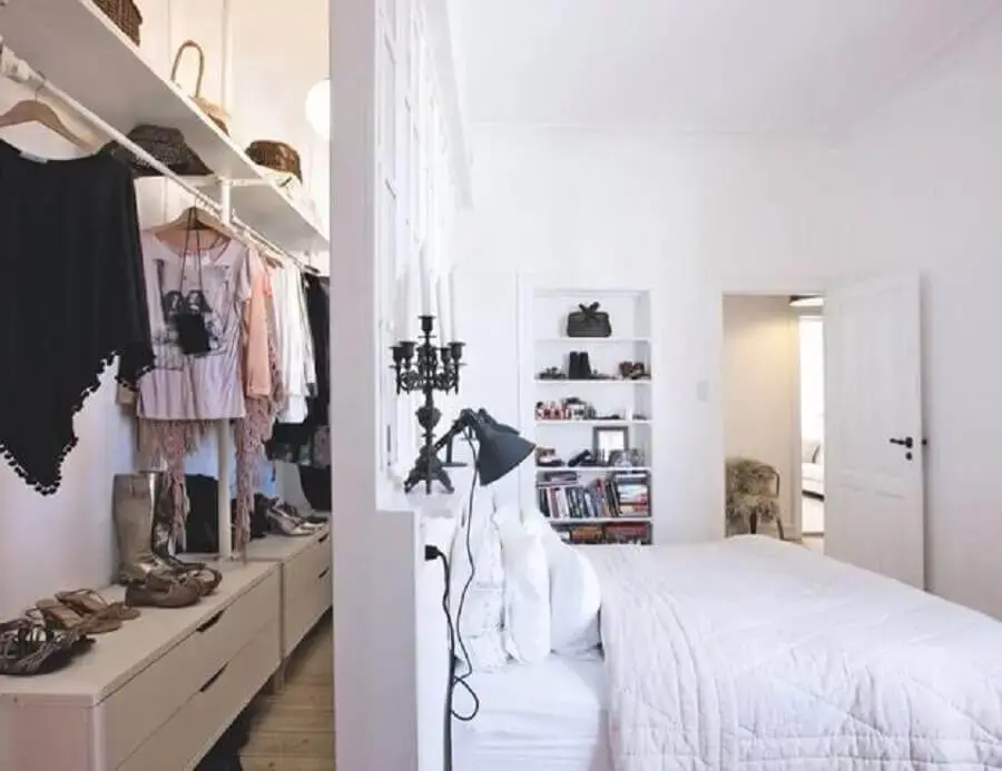 decoração clean para quarto pequeno com closet atrás da parede da cama Foto Pinterest