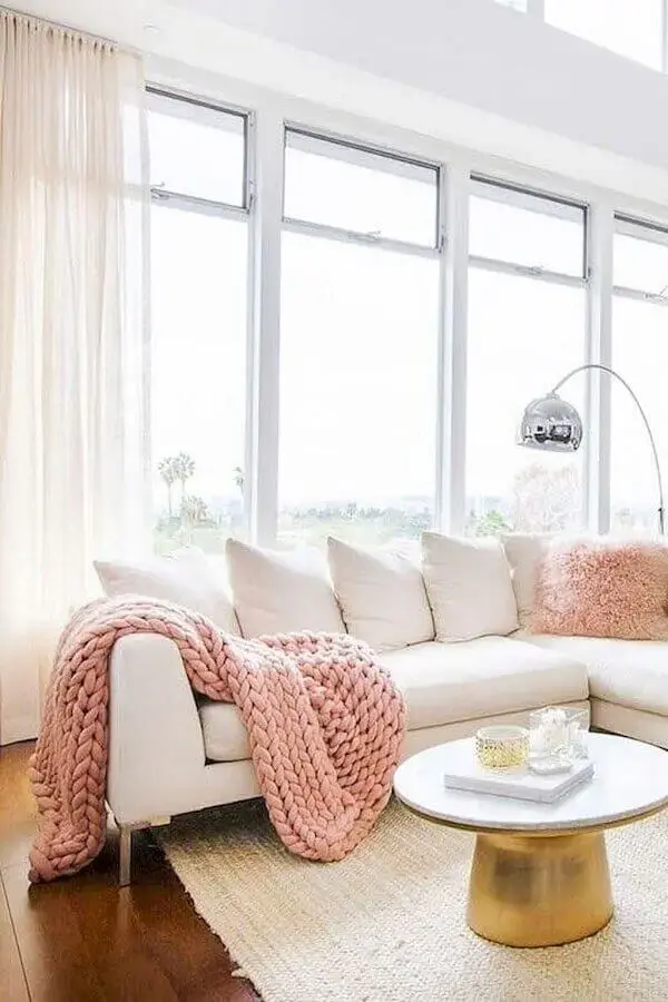 decoração clean para sala com manta de crochê para sofá branco Foto YoGanesh YoGa