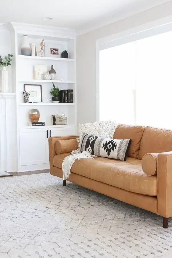 decoração clean para sala com manta de crochê para sofá de couro Foto Pinterest