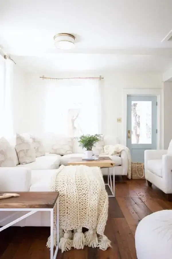 decoração clean para sala com piso de madeira e manta de crochê para sofá grande Foto Pinterest