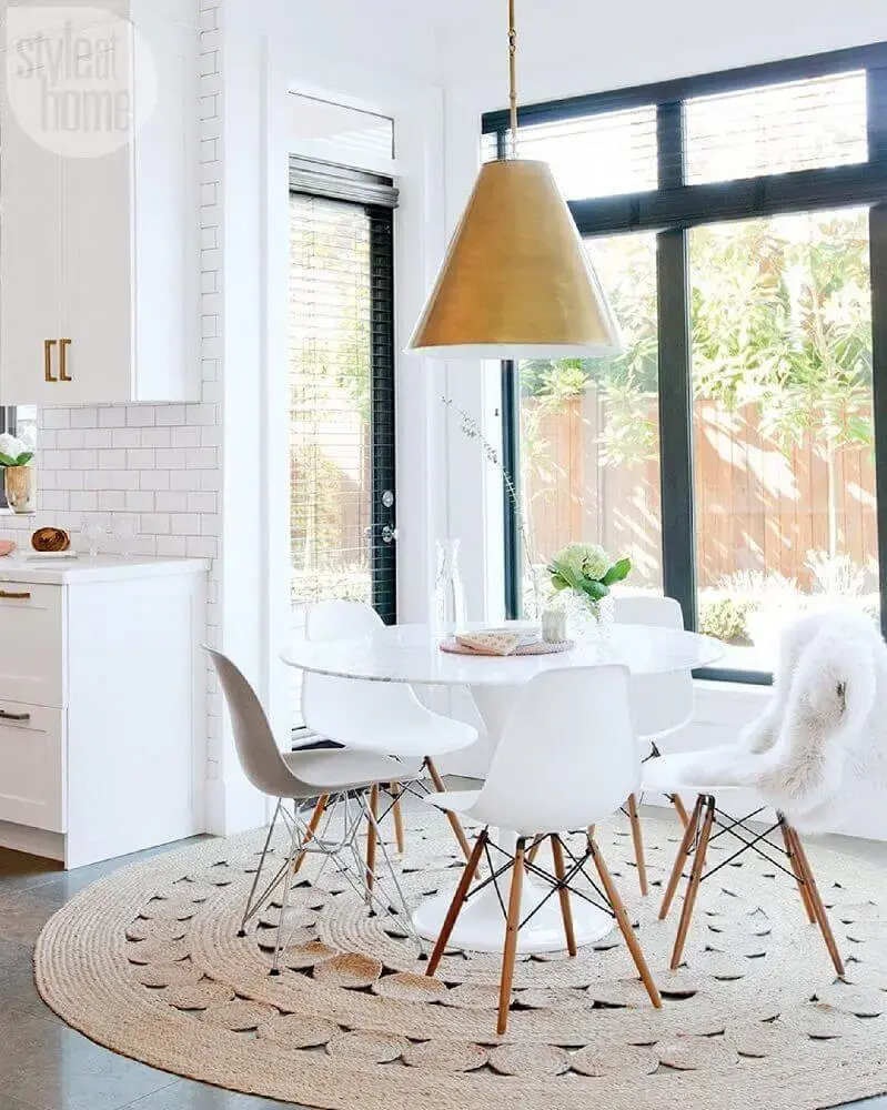 decoração clean para sala de jantar com tapete redondo de barbante e mesa branca Foto SVM House