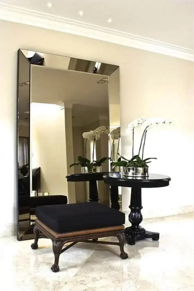 A decoração com espelho grande bisotado é garantia de mais leveza e sofisticação para o ambiente - Foto: Archidea