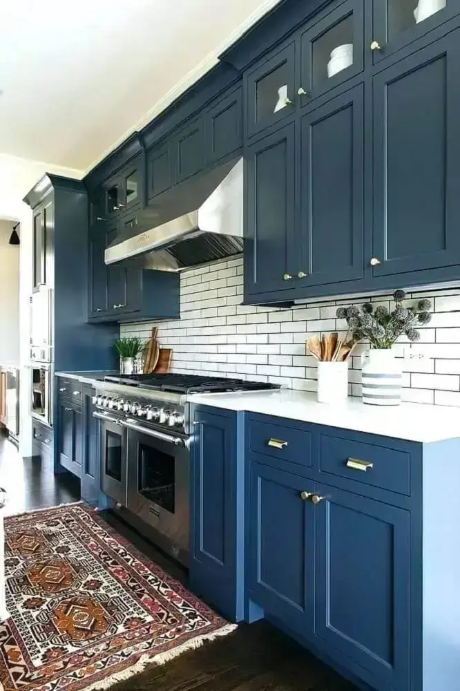 decoração clássica para cozinha azul com azulejo branco e tapete Foto Julie Howard