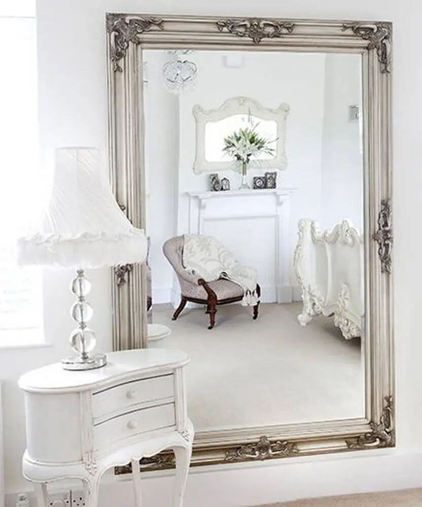 decoração clássica para quarto com espelho veneziano grande Foto Pinterest
