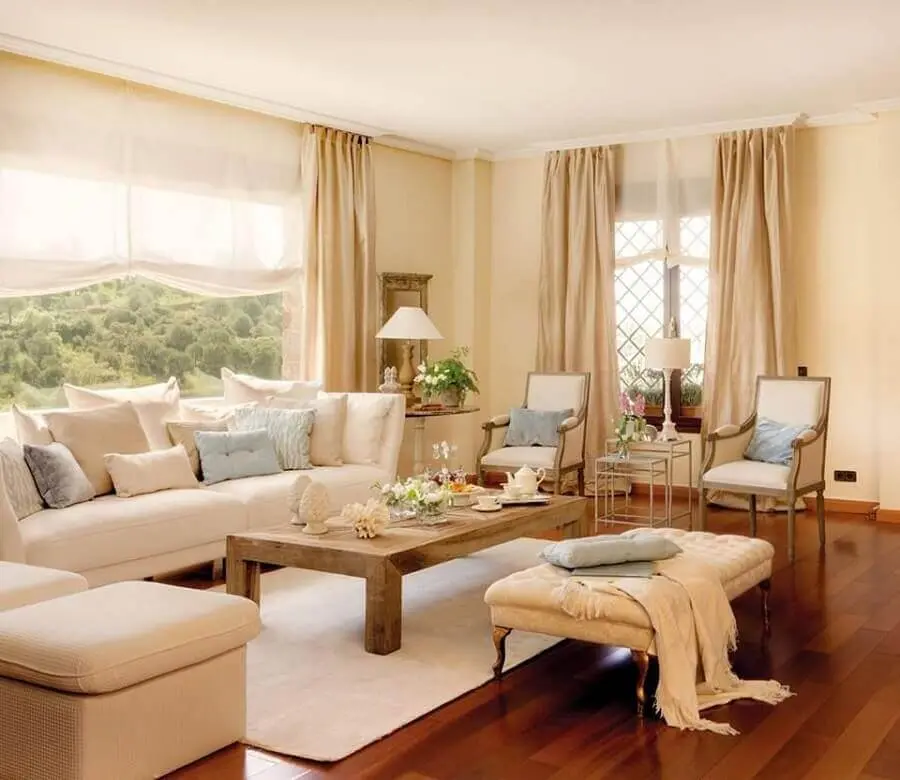 decoração clássica para sala de estar na cor marfim com mesa de centro de madeira Foto Pinterest